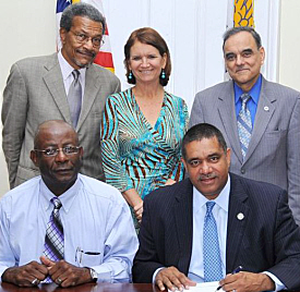 Front row, Elton Lewis, Gov. John deJongh Jr.; Back row, Roy Watlington, Christa von Hillebrandt-Andrade, Bill Proenza. (Photo courtesy Government House) Front row, Elton Lewis, Gov. John deJongh Jr.; Back row, Roy Watlington, Christa von Hillebrandt-Andrade, Bill Proenza. (Photo courtesy Government House)