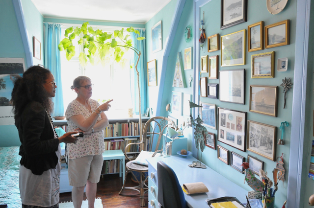 Lesley-Ann Brown chats with Anne Walbom of the Danish West Indian Society in her &ldquo;Caribbean Guest Room.&rdquo; (Photo by Jens Lundvang)