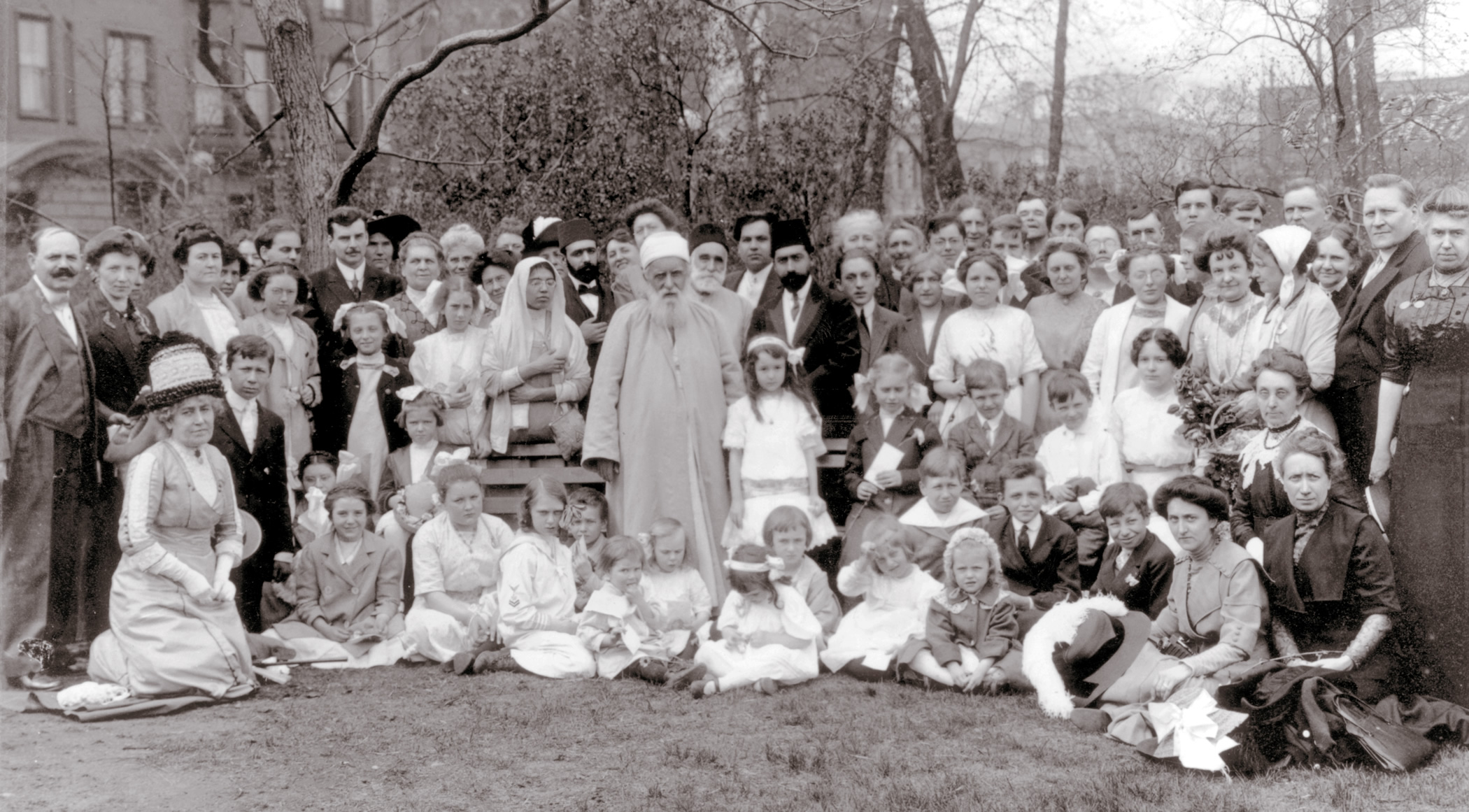 Abdul-Bahá is shown (at center) with Bahaís at Lincoln Park, Chicago, Ill. in 1912.