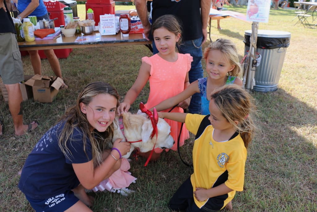 Shelby is the center of attention with her calm ways and original costume. Enjoying Shelby’s company are, from left, JoAnne MCjunkin, Niah Spitz, Fiona Gilbert and Hazel Gilbert. (Source photo by Linda Morland)