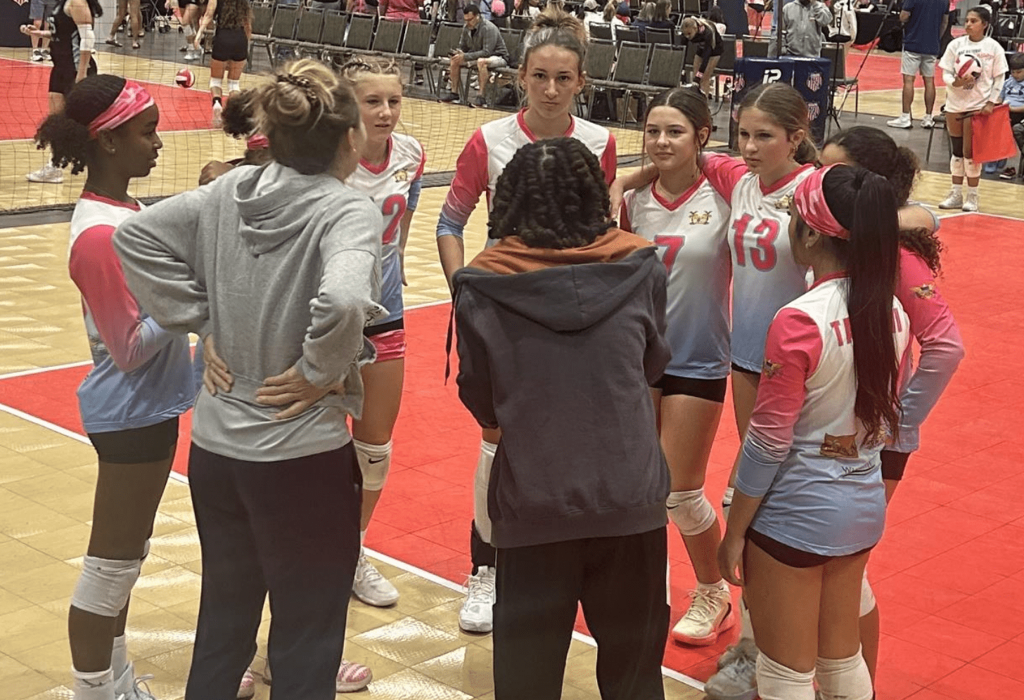 Coach Carissa Braithwaite speaks to her 13U team during a timeout. (Photo by Mark Daniel)